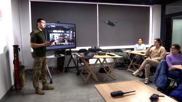 Bojové drony se učí na Ukrajině ovládat už mladiství na školách